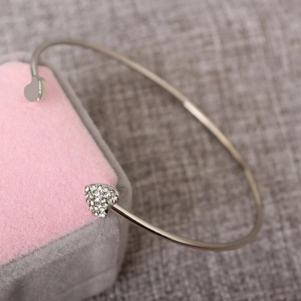NEW๐๐BEAUTIFUL๐SILVERY๐HEART๐CUFF๐๐BRACELET - Picture 7 of 8